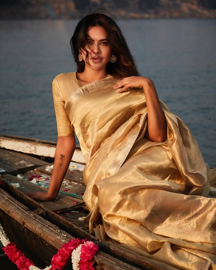 ईशा गुप्ता 35 साल की हैं और सिंगल लाइफ इंजॉय कर रही हैं. ईशा अपने डेयरिंग अंदाज के लिए मशहूर हैं. महेश भट्ट ने तो उन्हें हिन्दुस्तान की एंजेलीना जोली (Angelina Jolie) की भी उपाधि दे दी थी. (Photo Credit: Esha Gupta Instagram)