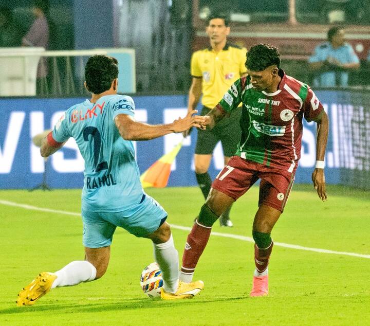 ম্যাচের রাশ হাতে রাখতে তাঁর ঘন ঘন কার্ড ব্যবহারে ক্ষুব্ধ দু’দলই। রাহুলই যেন ম্যাচের ‘নায়ক’! ম্যাচের পর বিরক্তি প্রকাশ করতে দেখা গিয়েছে দুই শিবিরকেই।