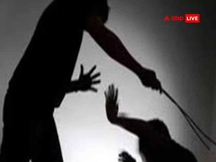 Watch: Coaching Teacher beaten up student in Dhanarua Patna Police Police Accused absconded after Video Viral ann Watch: पटना में मासूम की शिक्षक ने की बेरहमी से पिटाई, इतना मारा कि डंडा टूट गया, VIDEO देखकर कांप जाएंगे