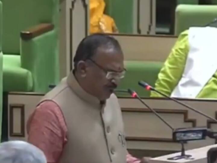 अजमेर से विधायक बने बीजेपी के दिग्गज नेता वासुदेव देवनानी ने भी आज विधायक की शपथ ली.