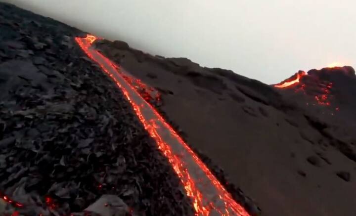 ঘটনাস্থল থেকে যে ছবি এবং ভিডিও সামনে এসেছে, তাতে বরফে ঢাকা মাটির বুক চিড়ে গনগনে আগুনের স্রোত বইতে দেখা গিয়েছে। জ্বালামুখ থেকে শোনা গিয়েছে তীব্র গর্জনও। ছবি: ভিডিও ফুটেজ থেকে সংগৃহীত।
