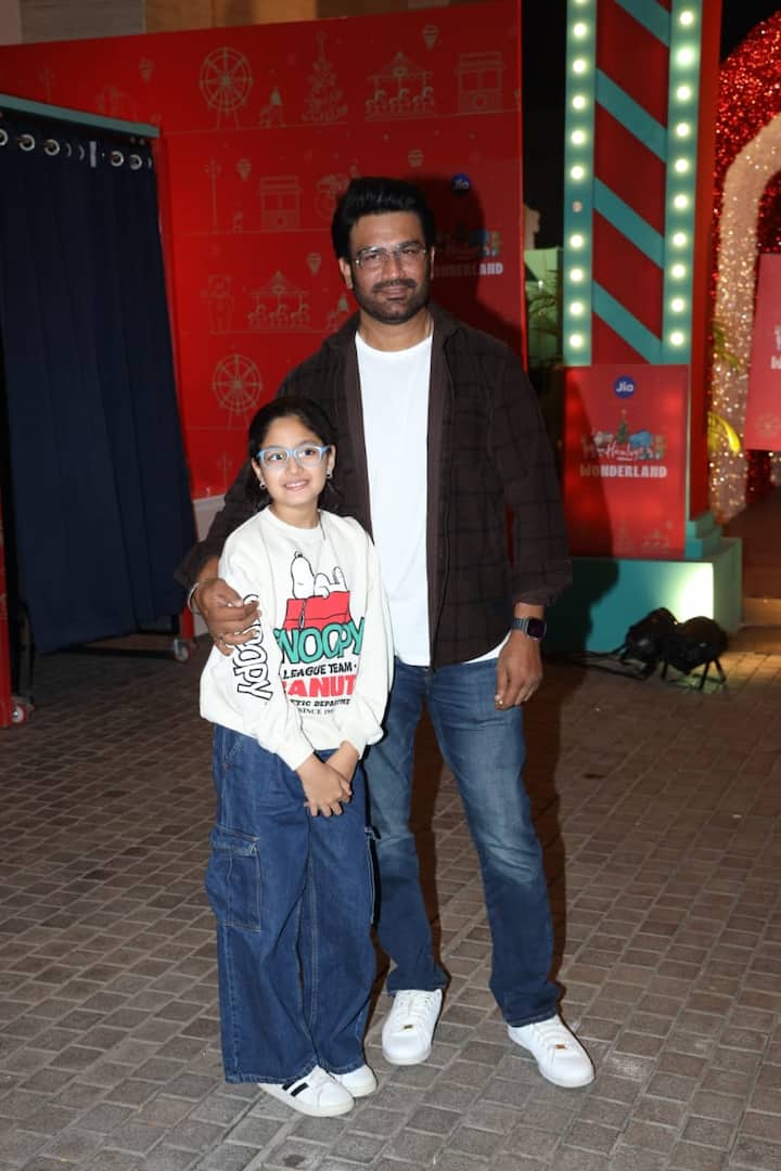 Sharad Kelkar with his daughter Kesha.