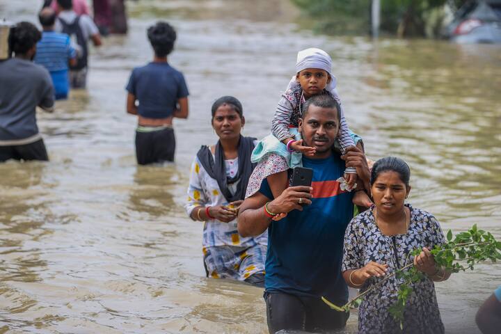 सचिव ने कहा कि राहत कार्य में नौ हेलीकॉप्टर लगाए गए हैं और उनके जरिए फंसे हुए लोगों तक 13,500 किलोग्राम खाद्य सामग्री पहुंचायी गई है.
