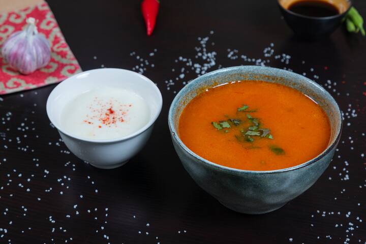 टोमॅटो सूपमध्ये तांब्याचे उच्च प्रमाण मज्जासंस्थेला चालना देते. पोटॅशियम मज्जातंतू सिग्नल प्रसारित करण्यास मदत करते. या सर्व गोष्टी तुमचेमानसिक आरोग्य उत्तम स्थितीत ठेवण्यासाठी मदत करतात. [Photo Credit : Pexel.com]