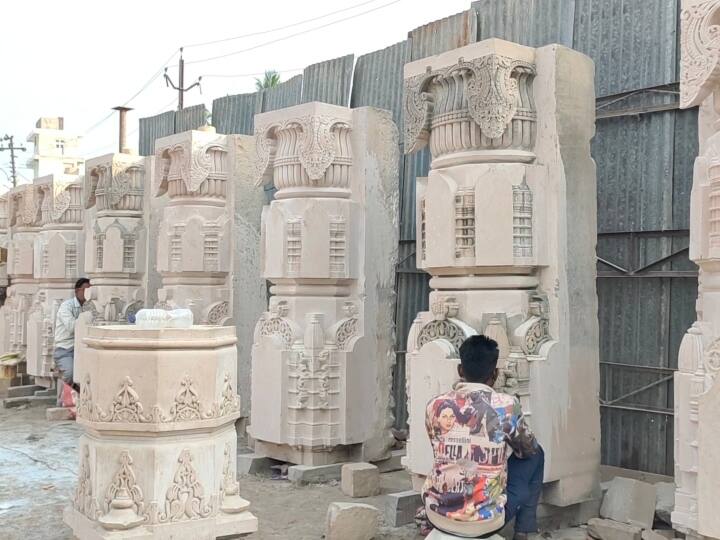 Ayodhya Ram Mandir Update artists are carving on Bansi Paharpur stone kept in open ANN Ram Mandir Update: राम जन्मभूमि न्यास कार्यशाला में रखे पत्थरों का इंतजार हुआ खत्म, हो रही नक्काशी