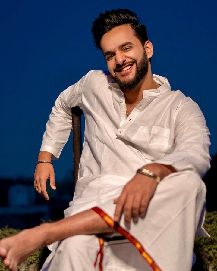 फुकरा इंसान उर्फ अभिषेक मल्हान बिग बॉस ओटीटी 2 में एंट्री करने वाले पहले फेमस यूट्यूबर थे. हालांकि वह ट्रॉफी नहीं जीत सके, लेकिन अभिषेक की ईमानदारी और बीबी हाउस में उनके व्यवहार ने उन्हें खास पहचान दिलाई. इस साल अभिषेक तब सुर्खियों में आए जब एल्विश यादव उनकी तरफ इशारा करते हुए कहा था कि कुछ अपने ही लोग मेरे खिलाफ नेगेटिव PR करवा रहे हैं.