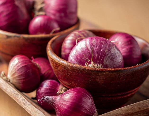 कांदा निर्यातबंदीमुळं कांद्याच्या दरात घसरण झाली आहे. यामुळं सर्वसामान्यांना दिलासा मिळाला आहे. मात्र, दुसरीकडे शेतकऱ्यांन या निर्णयाचा मोठा फटका बसत आहे.