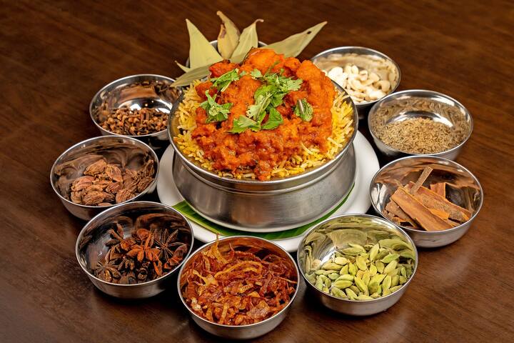 அதனுடன் மஞ்சள் பொடி, மிளகாய் பொடி, மல்லி பொடி, சோம்பு பொடி, தயிர், தேங்காய் பால் மற்றும் உப்பு சேர்த்து, நன்கு கிரேவி போன்று வரும்வரை கொதிக்க வைக்க வேண்டும்.