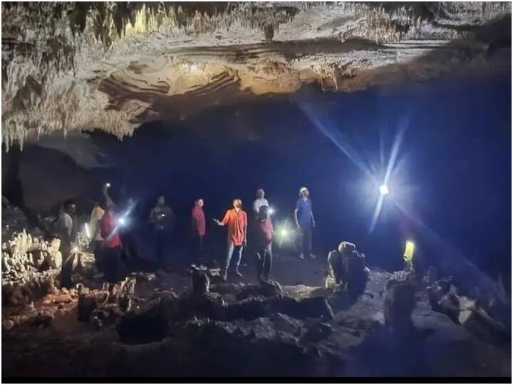 Bastar News: बस्तर जिला अपने वॉटरफॉल्स के साथ ही गुफाओं के लिए भी प्रसिद्ध है. जिले में 14 गुफाएं हैं. सभी गुफाएं एक ही क्षेत्र में मौजूद हैं इसलिए इस जगह को गुफाओं का नगर कहा जाता है.