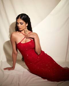 Malavika Mohanan Photos : క్రిస్మస్ స్పెషల్ లుక్​లో మాళవిక మోహనన్