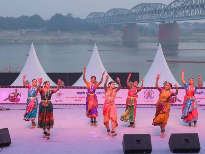 इसके अलावा बताया गया कि काशी से यह सभी लोग अयोध्या भी प्रस्थान करेंगे, जहां अयोध्या के अलग-अलग धार्मिक स्थलों पर दर्शन पूजन करेंगे.