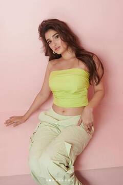 Rasha Thadani: ਰਾਸ਼ਾ ਥਡਾਨੀ ਨੇ ਕ੍ਰੌਪ ਟਾਪ 'ਚ ਦਿੱਤੇ ਸਿਜ਼ਲਿੰਗ ਪੋਜ਼, ਪ੍ਰਸ਼ੰਸਕਾਂ ਨੇ ਕਿਹਾ- ਤੁਸੀਂ ਲੱਖਾਂ 'ਚ ਇੱਕ ਹੋ