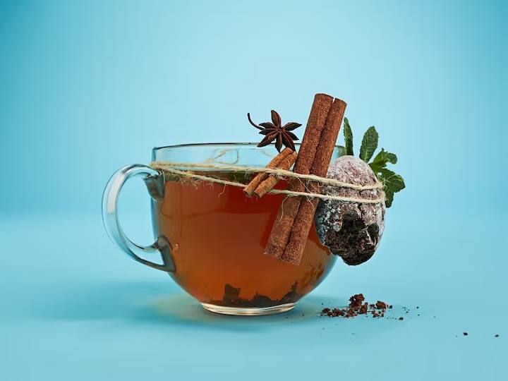 कश्मीर को धरती का स्वर्ग कहा जाता है. साथ ही कश्मीर खाना पूरी दुनिया में मशहूर है. उन्हीं में से एक है कश्मीरी कहवा यह बेहद पारंपरिक है इसे काफी सालों से वहां के लोग पीते आए हैं. कश्मीर में ज्यादा ठंड पड़ती है ऐसे में वहां के लोग कहवा पीते हैं ताकि शरीर को गर्म रखा जा सके है. कहवा में भरपूर मात्रा में पौष्टिक होता है.