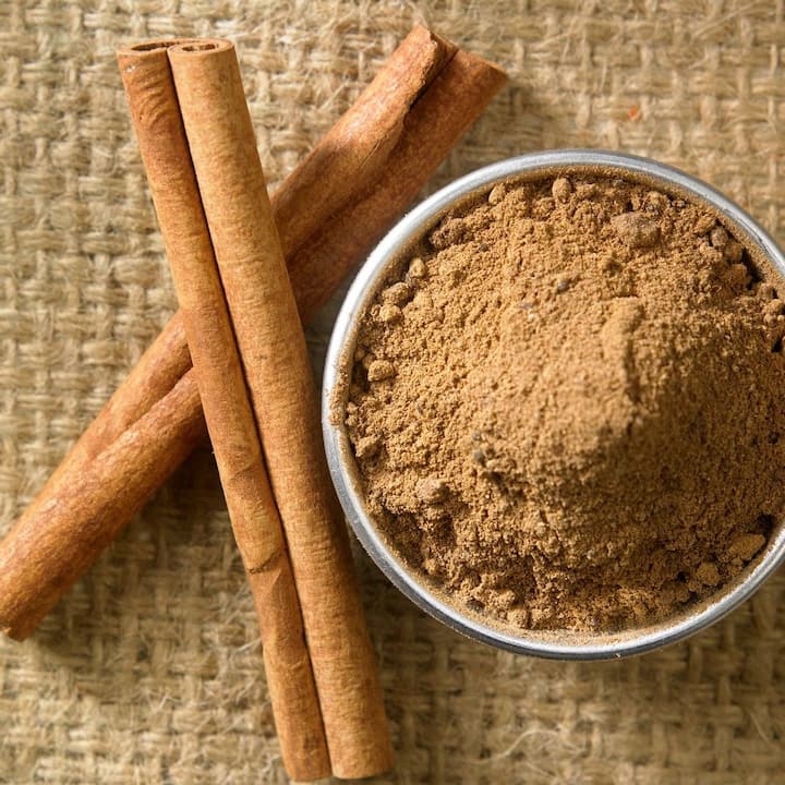 ਡਾਇਬਟੀਜ਼ ਹੈ ਤਾਂ ਬਲੱਡ ਸ਼ੂਗਰ ਲੈਵਲ ਨੂੰ ਕੰਟਰੋਲ ਕਰਨ ਲਈ ਦਾਲਚੀਨੀ ਵਾਲਾ ਦੁੱਧ, ਚਾਹ ਪੀਣ ਨਾਲ ਸ਼ੂਗਰ ਲੈਵਲ ਨਾਰਮਲ ਰਹਿੰਦਾ ਹੈ। ਦਾਲਚੀਨੀ ਹੱਡੀਆਂ, ਜੋੜਾਂ ਦੇ ਦਰਦ, ਸੋਜ ਦੀ ਸਮੱਸਿਆ ਨੂੰ ਵੀ ਘੱਟ ਕਰ ਸਕਦੀ ਹੈ।