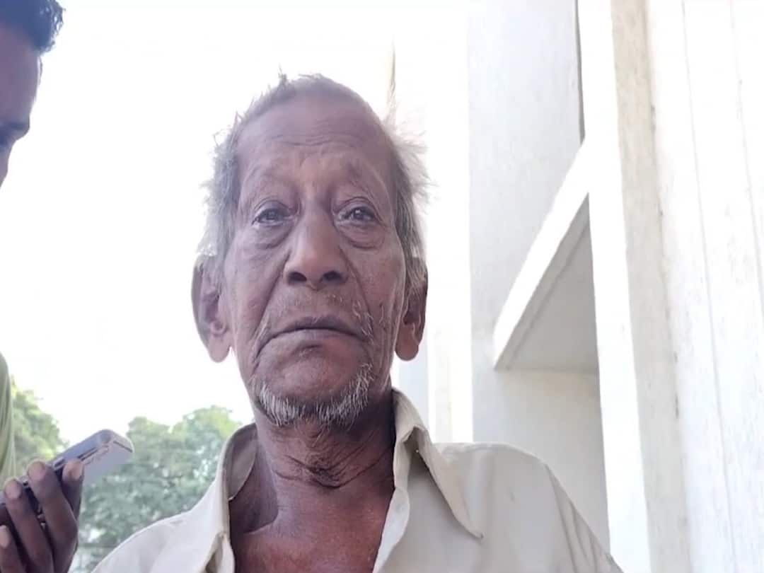 Shirdi : स्थानिक वृत्तवाहिनी प्रतिनिधी आणि रिक्षा चालकामुळे बेपत्ता वडिलांचा मुलाला लागला शोध, साईंच्या शिर्डीत चित्रपटाला साजेशी कहाणी shirdi sai baba temple old age odisha citizen missing case local news channel reporter rickshaw driver help maharashtra news Shirdi : स्थानिक वृत्तवाहिनी प्रतिनिधी आणि रिक्षा चालकामुळे बेपत्ता वडिलांचा मुलाला लागला शोध, साईंच्या शिर्डीत चित्रपटाला साजेशी कहाणी