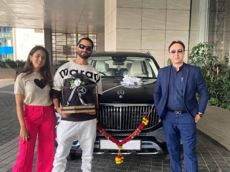 Shahid Kapoor New Car Shahid Kapoor and Mira Rajput pose with their brand new Mercedes Maybach worth Rs 3.5 crore Bollywood Entertainment Latest Update Shahid Kapoor New Car : शाहिद कपूरने खरेदी केली महागडी मर्सिडिज; किंमत वाचून व्हाल अवाक्