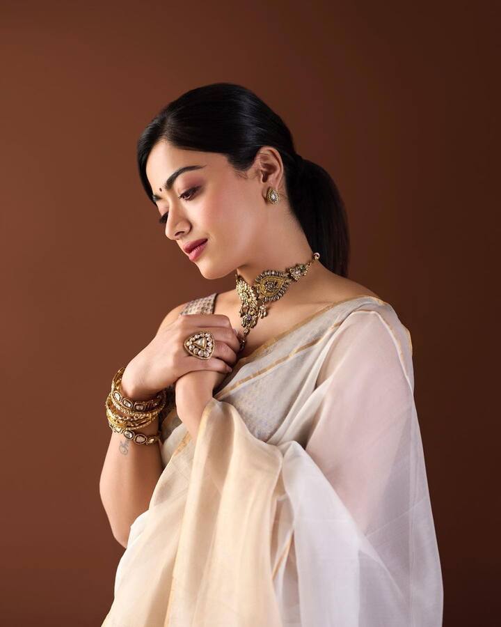 டயட், ஸ்கின் கேர் போக, ராஷ்மிகா உடற்பயிற்சியையும் செய்து வருகிறார். இவை அனைத்தையும் பின்பற்றி, தேவையான அளவு தண்ணீர் குடித்து, போதுமான அளவு தூங்குவதே அவரின் அழகு ரகசியம் ஆகும்.
