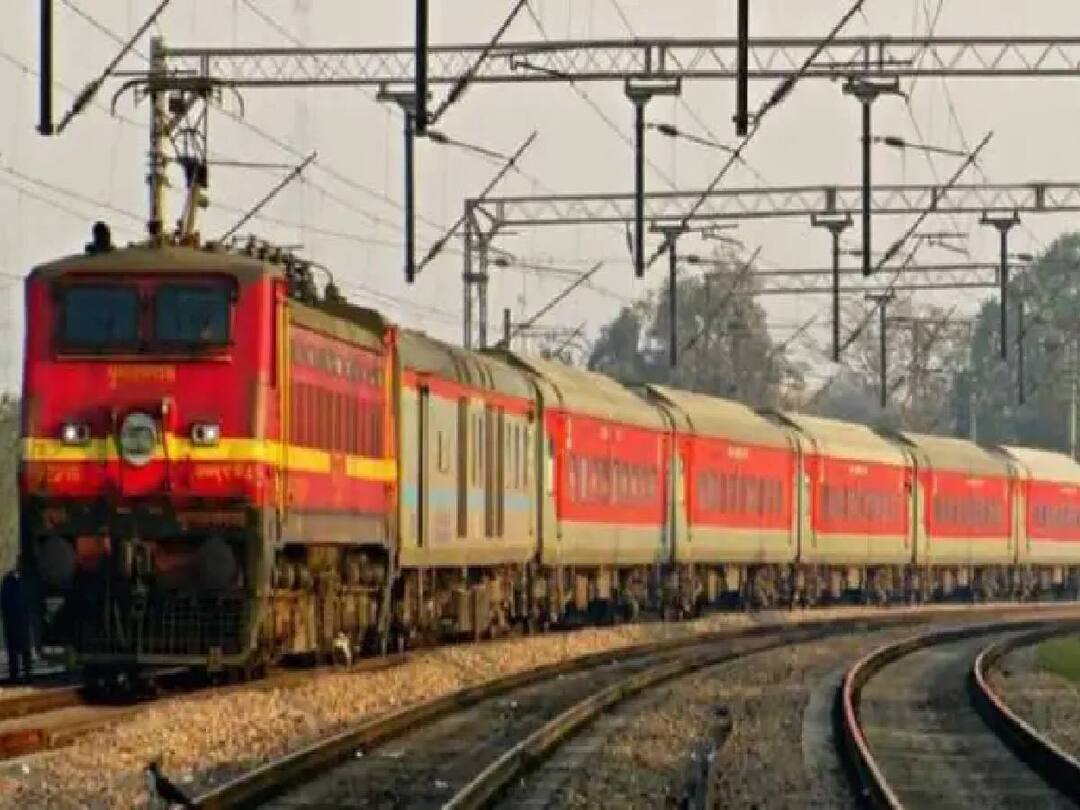 The Southern Railway has informed that some trains will be cancelled while the repair work is going on in the flood-affected areas thirunelveli thuthukudi Train Cancellation: இன்னும் வடியாத மழைநீர்! தென் மாவட்டங்களில் இன்று எந்த ரயில்கள் ரத்து? முழு விவரம் உள்ளே