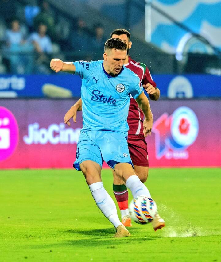 দ্বিতীয়ার্ধে ৪ মিনিটের ব্যবধানে লাল কার্ড দেখেন মোহনবাগানের আশিস এবং লিস্টন। ৭৩ মিনিটে গোলদাতা স্টুয়ার্টের পাস থেকেই ফের গোল পায় মুম্বই। রক্ষণ জমাট করে মোহনবাগানকে আর সমতা ফেরানোর সুযোগই দেয়নি তারা। ওখানেই ম্যাচের ভাগ্য লেখা হয়ে যায়।