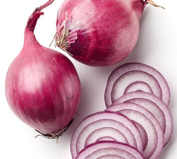 सरकारच्या कांदा निर्यातबंदीच्या निर्णयानंतर कांद्याच्या दरात घट झाली आहे.