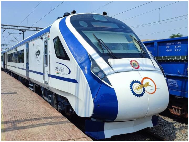 वंदे भारत ट्रेन में भी अभी तक कई अपडेशन हो चुके हैं. हाल ही में कुछ वंदे भारत की कुछ अपडेट ट्रेन आई हैं, जिनमें 16 कोच हैं.