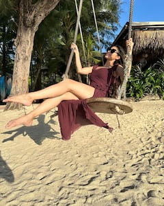 Disha Patani and Mouni Roy : హాలిడే ట్రిప్​లో బాలీవుడ్ హాట్ బ్యూటీలు.. అందాలతో పిచ్చెక్కిస్తున్నారుగా