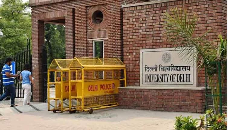 Delhi University UG Online Exams Postponed Notice in Fake Examination To Be held on the same schedule DU की यूजी परीक्षाएं स्थगित होने का नोटिस फर्जी, तय शेड्यूल पर ही होंगे एग्जाम