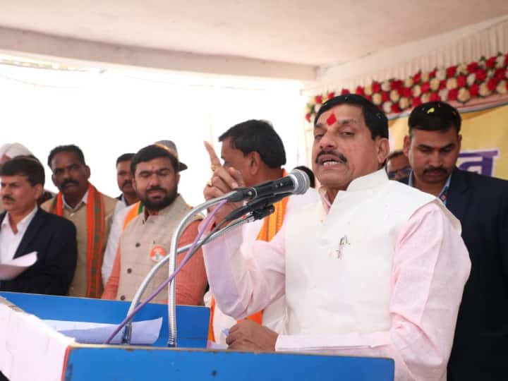 MP News: सीएम मोहन यादव का सख्त निर्देश 'भूमि की रजिस्ट्री हुई तो नामांतरण पटवारी की जिम्मेदारी, देर होने पर...' mp chief minister mohan yadav in chhindwara address in Pandhurna warned Collector ann MP News: सीएम मोहन यादव का सख्त निर्देश 'भूमि की रजिस्ट्री हुई तो नामांतरण पटवारी की जिम्मेदारी, देर होने पर...'