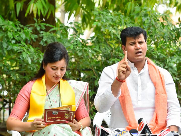 Hanuman Chalisa Controversy outside of Uddhav Thackeray House MP Navneet Rana and his Husband Ravi Rana Maharashtra: क्या है हनुमान चालीसा विवाद, जिसे लेकर कोर्ट ने सांसद नवनीत राणा और उनके पति की याचिका की खारिज?