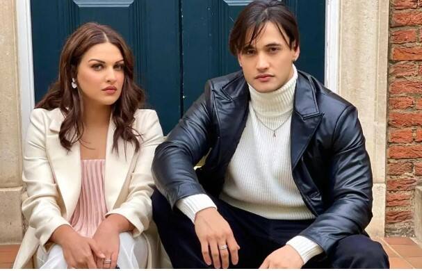 ਦਰਅਸਲ, ਹਿਮਾਸ਼ੀ ਖੁਰਾਣਾ ਅਤੇ ਆਸਿਮ ਰਿਆਜ਼ ਨੇ ਇੱਕ-ਦੂਜੇ ਨੂੰ ਇੰਸਟਾਗ੍ਰਾਮ ਤੋਂ ਵੀ ਅਨਫਾਲੋ ਕਰ ਦਿੱਤਾ ਹੈ। ਜਦੋਂ ਪ੍ਰਸ਼ੰਸਕ ਉਨ੍ਹਾਂ ਦੇ ਵਿਆਹ ਦੇ ਸੁਪਨੇ ਦੇਖ ਰਹੇ ਸਨ, ਤਾਂ ਆਸਿਮ ਅਤੇ ਹਿਮਾਂਸ਼ੀ ਨੇ ਇੱਕ ਦੂਜੇ ਨੂੰ ਇੰਸਟਾਗ੍ਰਾਮ 'ਤੇ ਅਨਫਾਲੋ ਕਰ ਦਿੱਤਾ। ਇੰਨਾ ਹੀ ਨਹੀਂ ਦੋਹਾਂ ਨੇ ਇਕੱਠੇ ਆਪਣੀਆਂ ਕਈ ਤਸਵੀਰਾਂ ਵੀ ਡਿਲੀਟ ਕਰ ਦਿੱਤੀਆਂ ਹਨ।