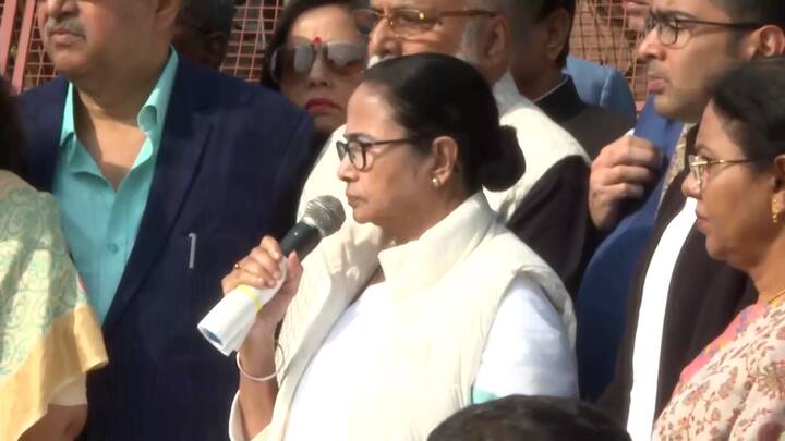 নতুন সংসদভবনে প্রথমবার এসেছেন মমতা বন্দ্যোপাধ্যায়। দাবি-দাওয়া নিয়ে কথা হওয়ার পর, মমতা বন্দ্যোপাধ্যকে সঙ্গে নিয়ে নিজের দফতর ঘুরে দেখান প্রধানমন্ত্রী।