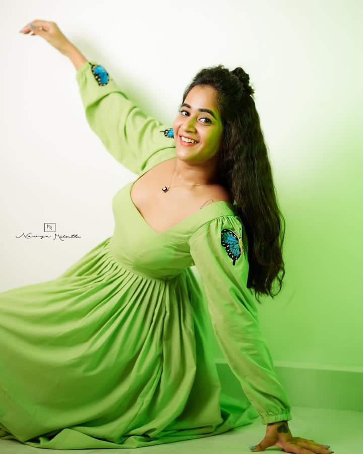 దీప్తి సునయన టిక్​టాక్ సమయంలో బాగా ఫేమ్​లోకి వచ్చింది. తర్వాత యూట్యూబ్​లో డ్యాన్స్ వీడియోలు చేస్తూ ఎందరో ఫ్యాన్స్​ను సంపాదించుకుంది.