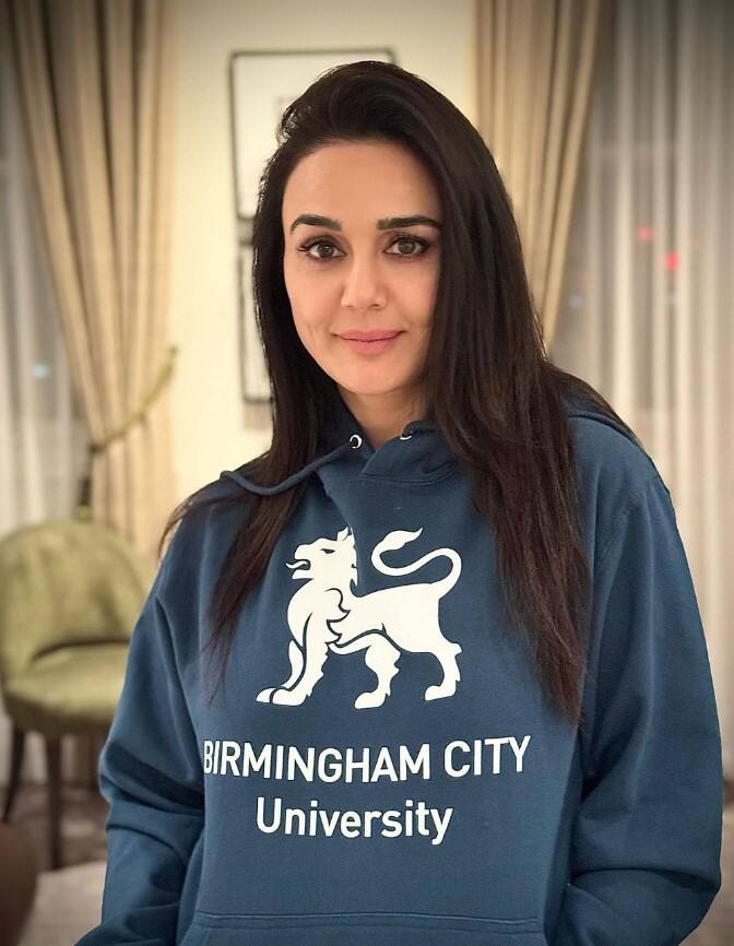 बॉलीवुड की डिंपल गर्ल प्रीति जिंटा ने पाली हिल में 17.01 करोड़ रुपये का अपार्टमेंट लिया है. जो 1474 Sq ft एरिए में फैला हुआ है.