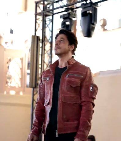 ப்ரோமோஷனிற்காக துபாய் சென்ற ஷாருக், அங்குள்ள மக்களிடம் பேசி, திரையிடப்பட்ட டங்கி ட்ரெய்லரையும் கண்டு களித்தார்