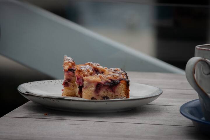 சோள மாவை ஒரு கிண்ணத்தில் சேர்த்து, அதில் பால் ஊற்றி நன்றாக கலந்து கொள்ள வேண்டும்.  பின்பு ஒரு  பாத்திரத்தினை அடுப்பில் வைத்து, அதில் அந்த கலவை நன்றாக கூழ் பதத்திற்கு வரும் வரை கிளற வேண்டும்.