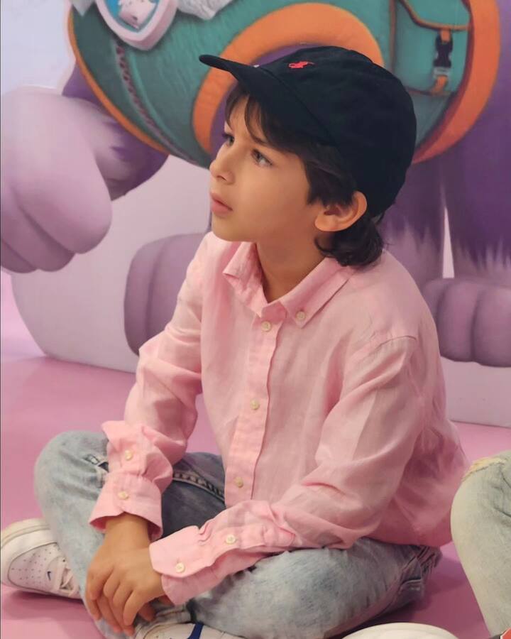 लुक की बात करें तो, तैमूर ने अपने बर्थडे पर पिंक शर्ट और ब्लू डेनिम पहनी हुई है. सिर पर कैप लगाए करीना के लाडले बेहद क्यूट लग रहे हैं.