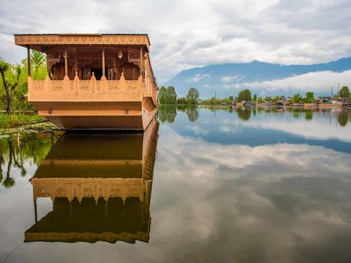 एक रात के लिए आपको श्रीनगर के हाउसबोट में भी ठहरने का मौका मिल रहा है. पैकेज में आपको ब्रेकफास्ट और डिनर की सुविधा मिल रही है. लंच की व्यवस्था सैलानियों को खुद करना होगा.