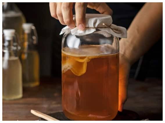 દરરોજ કોમ્બુચા ચા પીવાથી વ્યક્તિ સ્થૂળતાની સમસ્યાથી સરળતાથી છુટકારો મેળવી શકે છે. તે ચરબીને સરળતાથી ઓગળે છે.આવો જાણીએ તેને કેવી રીતે બનાવવી અને તે વજન ઘટાડવામાં કેવી રીતે મદદ કરે છે.