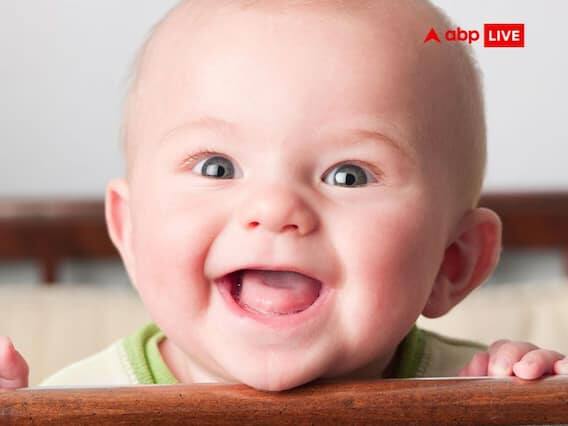 જો નાના બાળકોને ખરાબ નજર લાગે છે, તો તાંબાના વાસણમાં પાણી અને તાજા ફૂલ લઈને તેને બાળકના માથાથી પગ સુધી 11 વાર નીચે કરો અને પછી તેને એક વાસણમાં મૂકો. એવું માનવામાં આવે છે કે તેનાથી ખરાબ નજરની અસર ઓછી થાય છે.