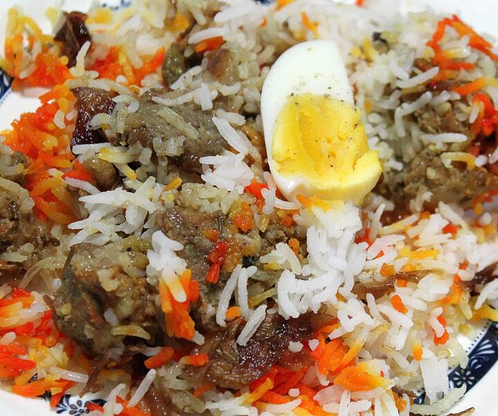 மற்றொரு அடுப்பில் குக்கரை வைத்து அதில் ஊறவைத்த பாசுமதி அரிசியைக் கழுவி சேர்த்து, அதனுடன் 3 கப் தண்ணீரை ஊற்றி, குக்கரை மூடி 3 விசில் விட்ட பின் இறக்க வேண்டும்.