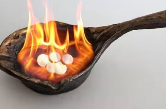 જો બાળક વારંવાર બીમાર રહે છે, જેના કારણે તેનો શારીરિક વિકાસ યોગ્ય રીતે થતો નથી, તો તેના માટે બાળક પર ફટકડી અને સરસવને સાત વખત ફેરવી અને આગમાં બાળી દો. આ ઉપાય દિવસમાં ત્રણ વખત કરો.