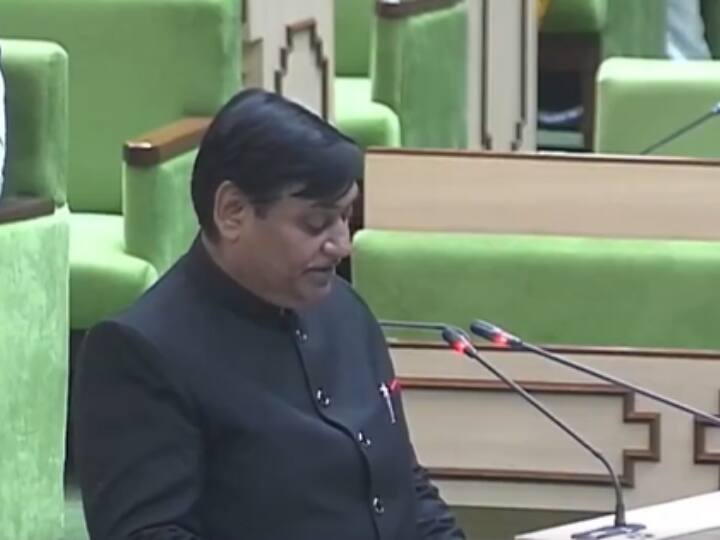 सीकर की लक्ष्मणगढ़ सीट से कांग्रेस प्रदेशाध्यक्ष गोविंद सिंह डोटासरा ने भी विधायक के रूप में शपथ ली.