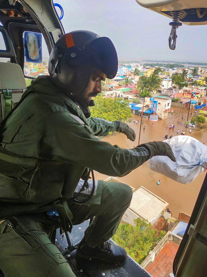 तमिलनाडु में रविवार से लगातार हो रही भारी बारिश की वजह से हालात बिगड़ गए हैं. 75000 लोग राहत कैंप में पहुंचाए गए हैं जबकि उनके बीच 85 हजार फूड पैकेट्स बांटे गए हैं.
