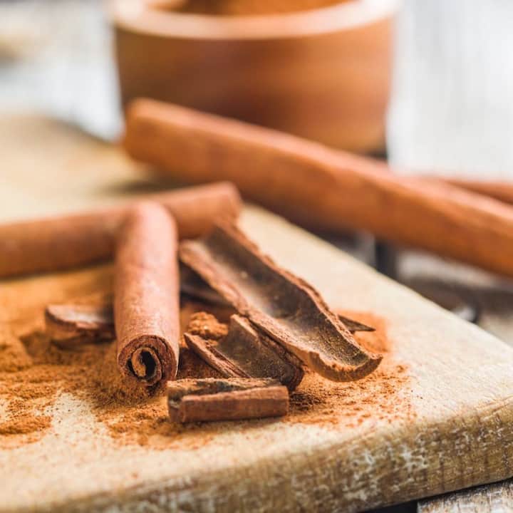 ਜੇਕਰ ਤੁਹਾਨੂੰ ਪਿਤਾ ਬਣਨ ਦੀ ਖੁਸ਼ੀ ਨਹੀਂ ਮਿਲ ਰਹੀ ਹੈ ਤਾਂ ਇਸ ਦਾ ਕਾਰਨ ਬਾਂਝਪਨ ਹੋ ਸਕਦਾ ਹੈ। ਮਰਦਾਂ ਵਿੱਚ ਇਹ ਸਮੱਸਿਆ ਆਮ ਹੁੰਦੀ ਜਾ ਰਹੀ ਹੈ। ਤੁਸੀਂ ਦਾਲਚੀਨੀ ਪਾਊਡਰ ਨੂੰ ਦੁੱਧ ਜਾਂ ਕੋਸੇ ਪਾਣੀ ਵਿੱਚ ਮਿਲਾ ਕੇ ਸੇਵਨ ਕਰ ਸਕਦੇ ਹੋ। ਇਸ ਨੂੰ ਸਲਾਦ, ਸਮੂਦੀ, ਡੀਕੋਸ਼ਨ, ਦਹੀਂ, ਸਬਜ਼ੀ, ਸੂਪ ਆਦਿ ਵਿੱਚ ਮਿਲਾ ਕੇ ਵੀ ਸੇਵਨ ਕੀਤਾ ਜਾ ਸਕਦਾ ਹੈ।