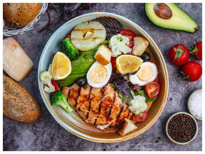 वेट कम करने के लिए कीटो डाइट आज-कल बहुत ही पॉपुलर हो गया है. दरअसल कीटो डाइट में अधिक मात्रा में फैट, संतुलित मात्रा में प्रोटीन और बहुत कम मात्रा या न के बराबर कार्बोहाइड्रेट लिया जाता है.