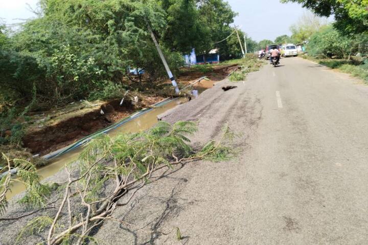 ஸ்ரீவைகுண்டம் பொன்னன்குறிச்சியில் உடைந்த நிலையில் காணப்படும் சாலைகள்.