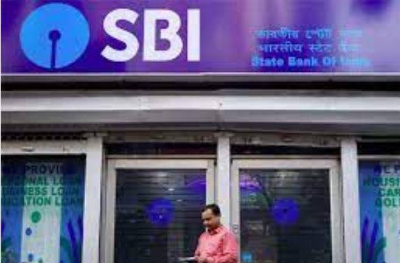 ਸਟੇਟ ਬੈਂਕ ਆਫ ਇੰਡੀਆ (SBI) ਅਤੇ ਬੈਂਕ ਆਫ ਬੜੌਦਾ (BOB) ਵਿੱਚ ਬੈਂਕ ਲਾਕਰ ਰੱਖਣ ਵਾਲੇ ਗਾਹਕਾਂ ਨੂੰ 31 ਦਸੰਬਰ ਤੱਕ ਬੈਂਕ ਨਾਲ ਸਬੰਧਤ ਇੱਕ ਮਹੱਤਵਪੂਰਨ ਕੰਮ ਪੂਰਾ ਕਰਨਾ ਹੋਵੇਗਾ। ਆਰਬੀਆਈ ਨੇ ਸਾਰੇ ਬੈਂਕਾਂ ਨੂੰ ਕਿਹਾ ਹੈ ਕਿ ਉਹ ਆਪਣੇ ਗਾਹਕਾਂ ਨੂੰ ਬੈਂਕ ਲਾਕਰ ਲਈ ਨਵੇਂ ਸਮਝੌਤੇ 'ਤੇ ਦਸਤਖਤ ਕਰਵਾਉਣ। ਜੇ ਤੁਹਾਡੇ ਕੋਲ ਵੀ SBI ਜਾਂ ਬੈਂਕ ਆਫ ਬੜੌਦਾ ਵਿੱਚ ਬੈਂਕ ਲਾਕਰ ਹੈ, ਤਾਂ ਤੁਹਾਨੂੰ ਅਗਲੇ 14 ਦਿਨਾਂ ਵਿੱਚ ਇਹ ਜ਼ਰੂਰੀ ਕੰਮ ਪੂਰਾ ਕਰਨਾ ਹੋਵੇਗਾ।