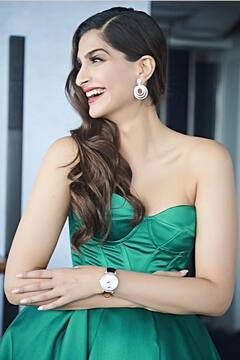 sonam kapoor Photo: ઓફ શોલ્ડર ગ્રીન ડ્રેસમાં ગોર્જિયસ લાગી સોનમ કપૂર