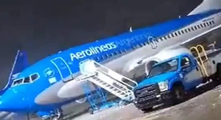 argentina bueno aires storm parked airplane spins on runway 90 degree as huge storm hits argentina news marathi VIDEO : भीषण वादळात रनवेवर गरा-गरा फिरलं विमान, विचित्र घटना व्हिडीओत चित्रित; तुम्ही पाहिलं का?