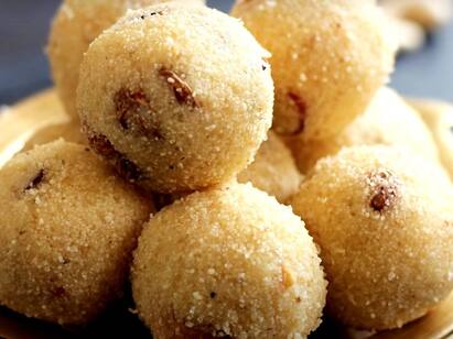 Rava Laddu Recipe in Tamil Rava Ladoo Check Out the Making here Rava Ladoo: பத்தே நிமிடத்தில் ரவா லட்டு ரெடி! 2023-ம் ஆண்டு கூகுளில் அதிகம் தேடப்பட்ட ரெசிபி இதுதான்!